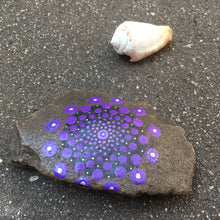 Laden Sie das Bild in den Galerie-Viewer, Nähgewicht Mandala - Stein 2