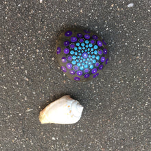 Laden Sie das Bild in den Galerie-Viewer, Nähgewicht Mandala - Stein 7