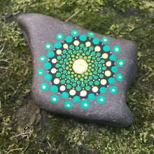 Laden Sie das Bild in den Galerie-Viewer, Nähgewicht Mandala - Stein 9