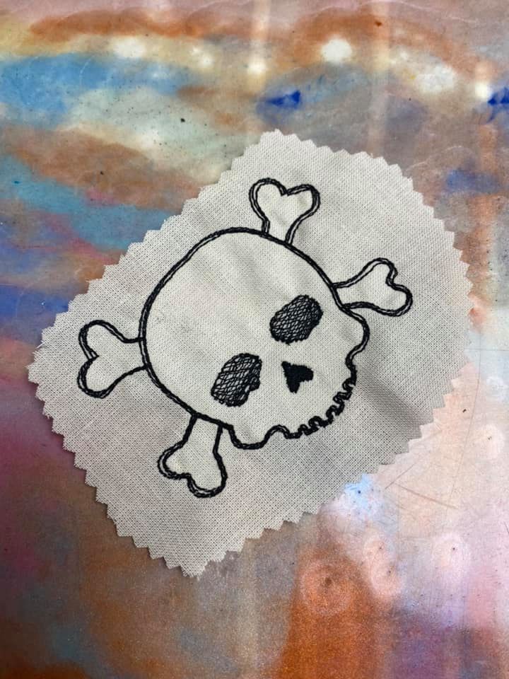 SD: Mini Totenkopf mit Knochen 10er