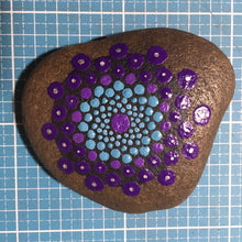 Laden Sie das Bild in den Galerie-Viewer, Nähgewicht Mandala - Stein 1