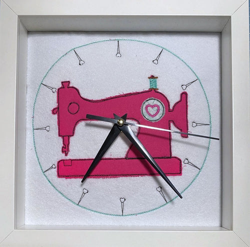 Uhr: Nähmaschine + HerzNadeln (Weiß) Farbspiel: Pink/Türkis