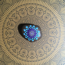 Laden Sie das Bild in den Galerie-Viewer, Nähgewicht Mandala - Stein 4