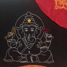 Laden Sie das Bild in den Galerie-Viewer, SD: Ganesha Redwork mit Details 24er